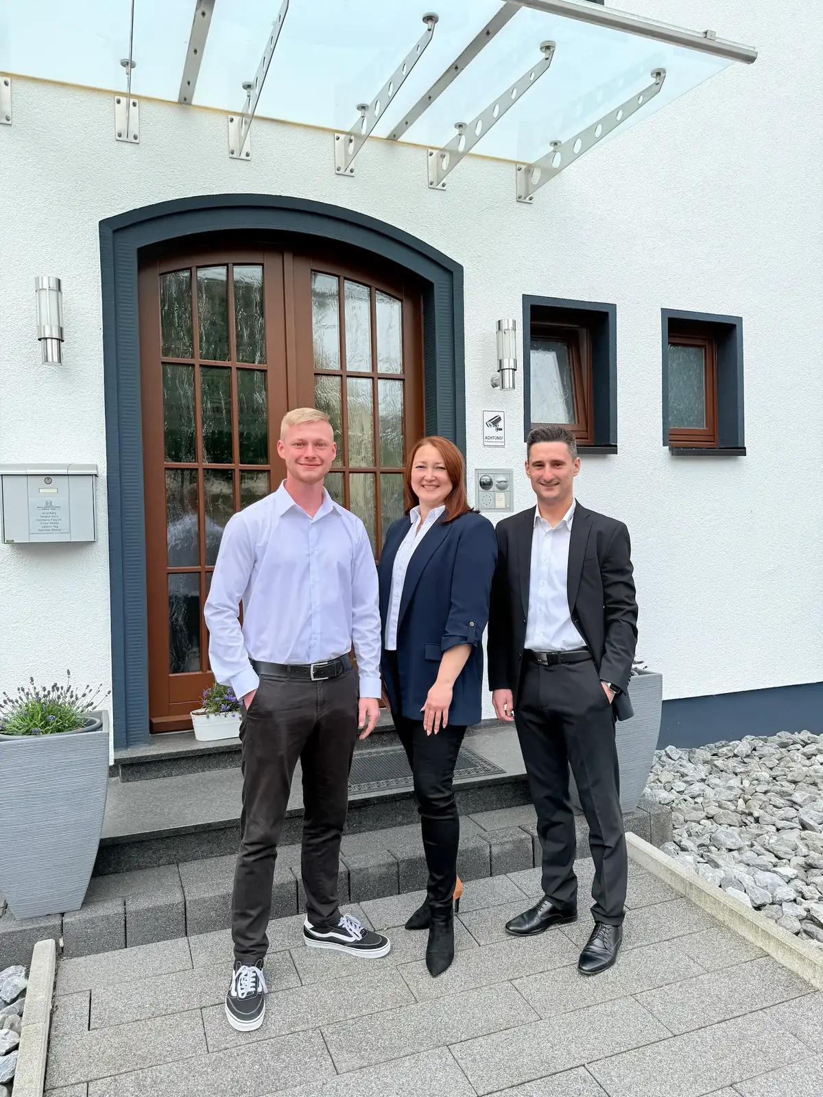 Team der Immobilienabteilung von Smart-Solution24 Immo GmbH vor dem Firmensitz im Lahn-Dill-Kreis
